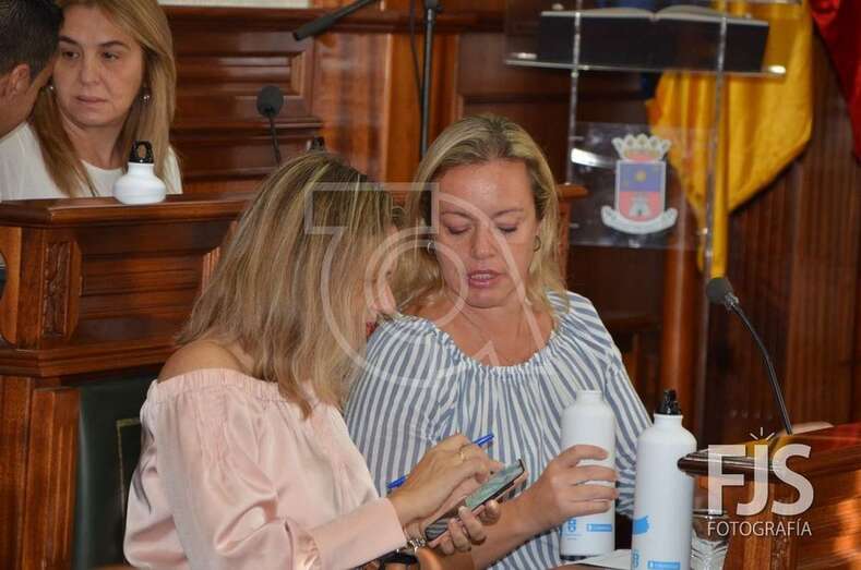 Sonsoles Martín con su compañera de partido, María Eugenia Melián, en el Pleno de octubre (Foto FJS)